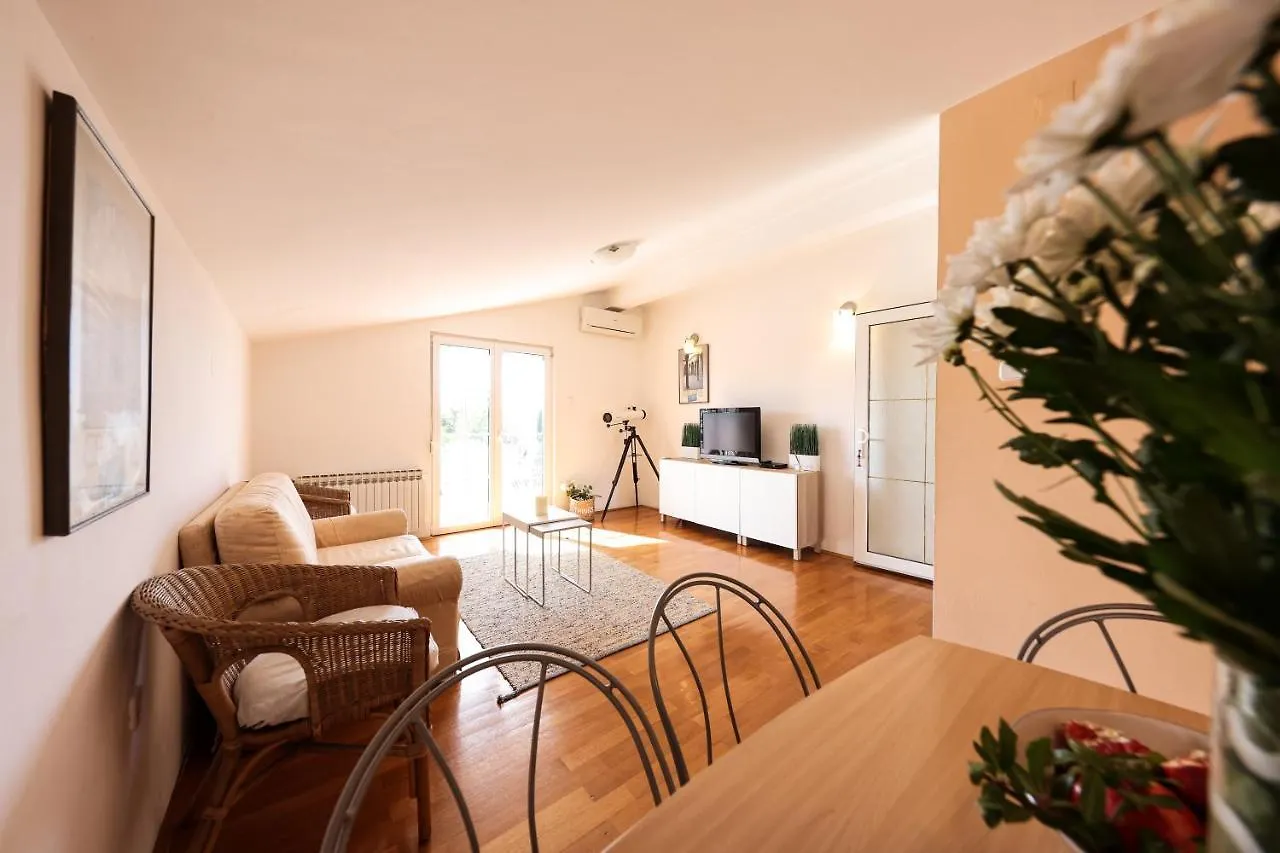Guest house Apartment And Rooms Santini Sveti Filip i Jakov Croatia