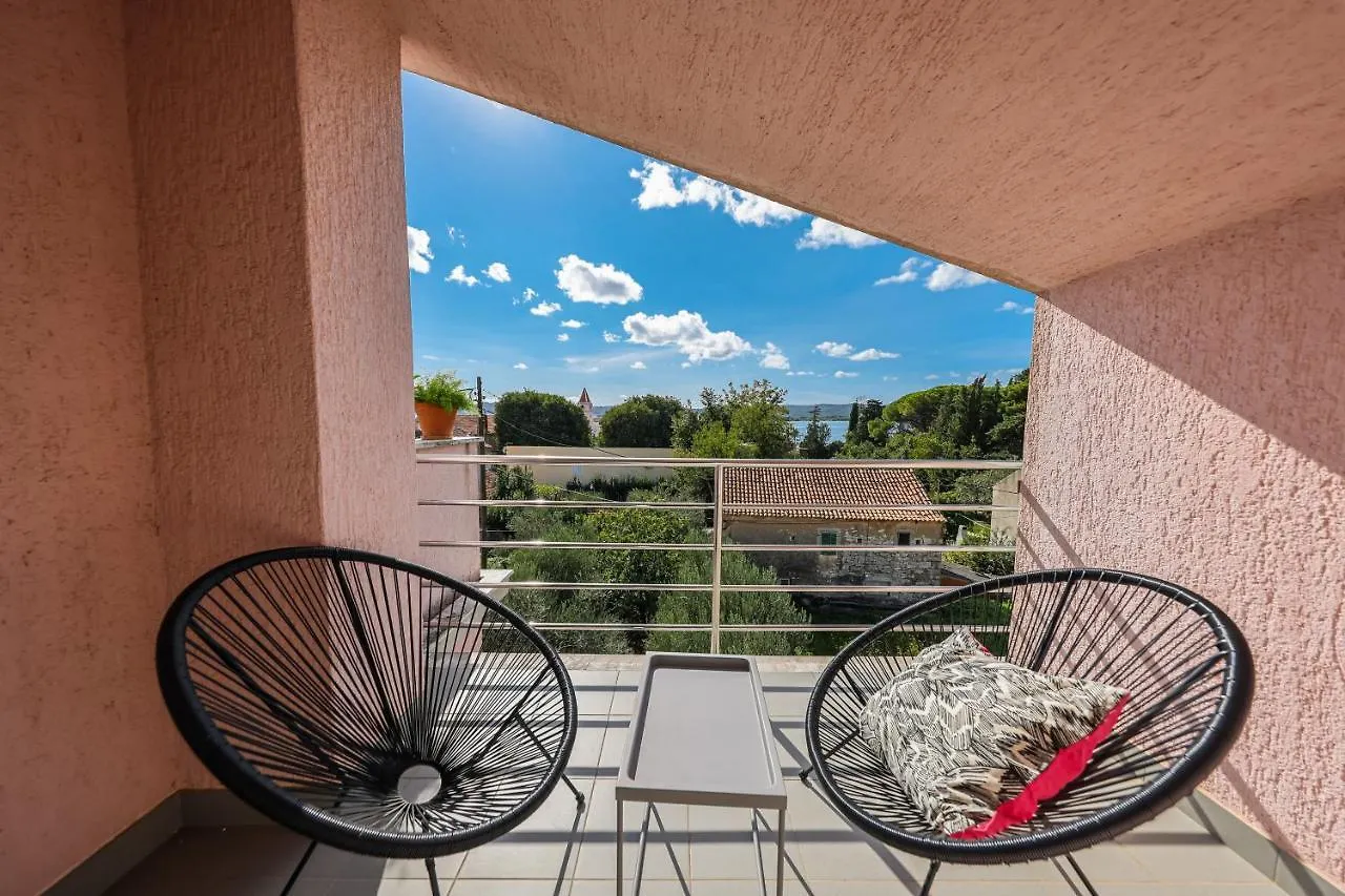 סבטי פיליפ אי ג'קוב Apartment And Rooms Santini בית הארחה סבטי פיליפ אי ג'קוב