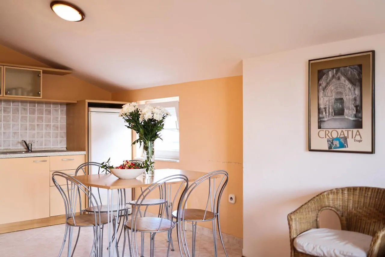 סבטי פיליפ אי ג'קוב Apartment And Rooms Santini 0*, סבטי פיליפ אי ג'קוב קרואטיה