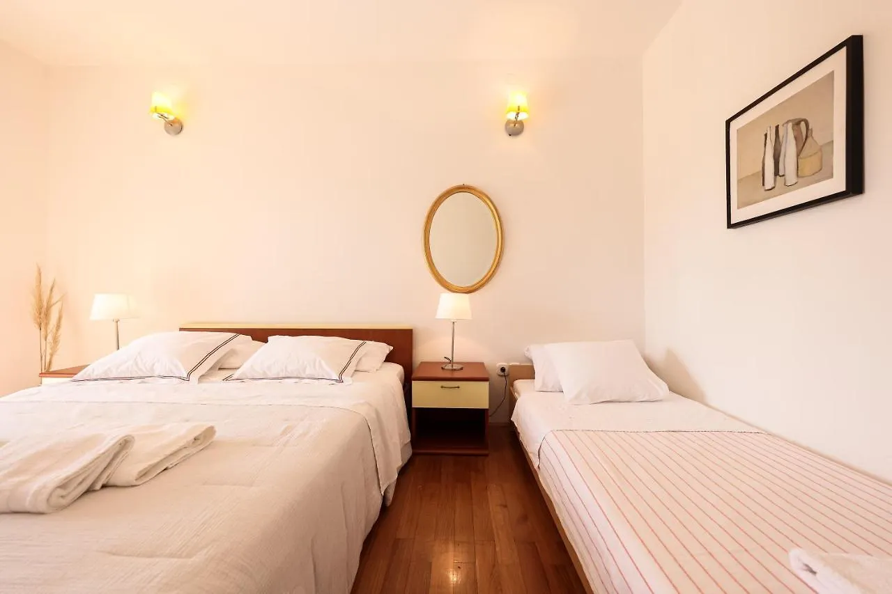 סבטי פיליפ אי ג'קוב Apartment And Rooms Santini סבטי פיליפ אי ג'קוב