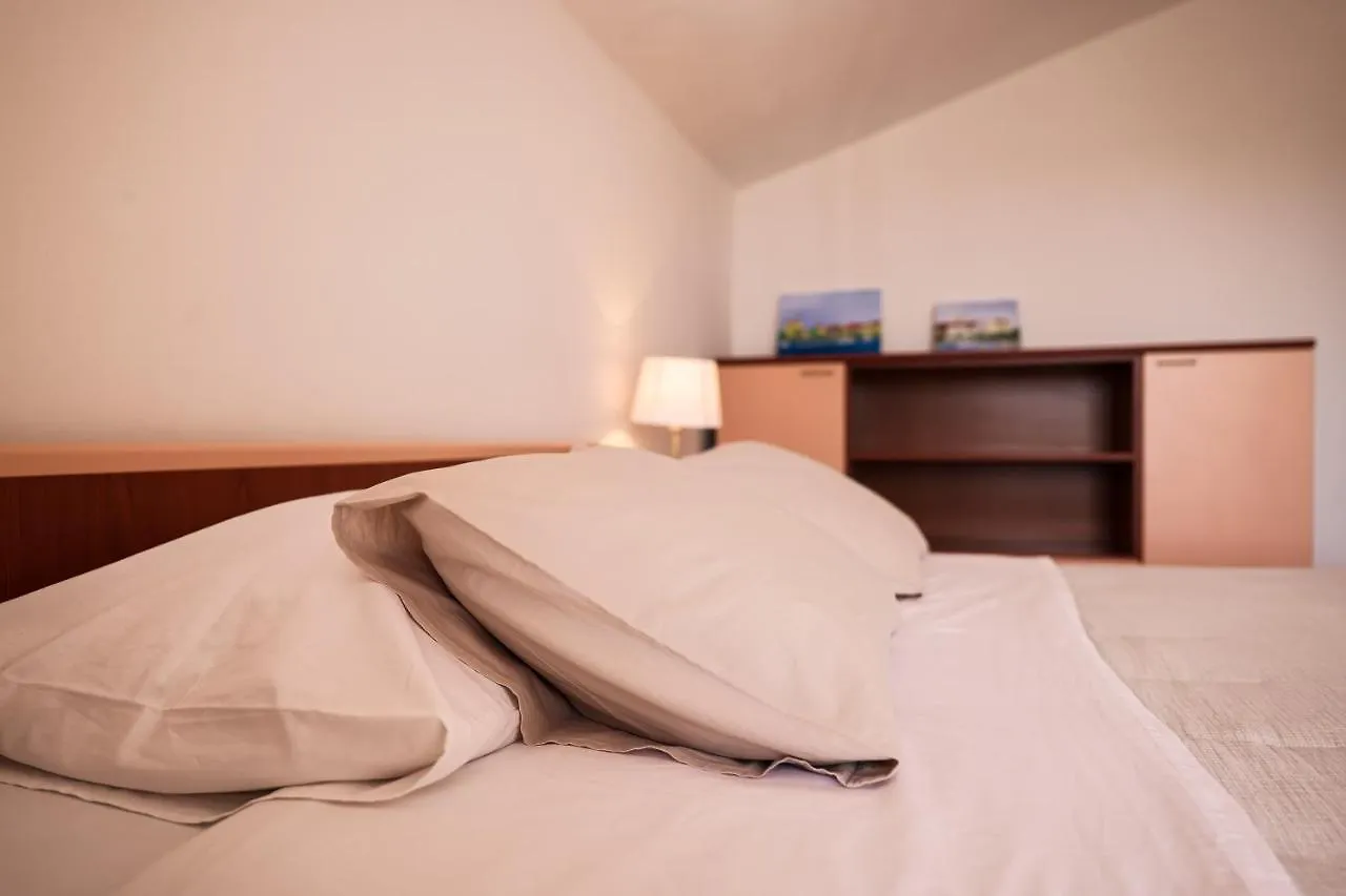 סבטי פיליפ אי ג'קוב Apartment And Rooms Santini בית הארחה סבטי פיליפ אי ג'קוב