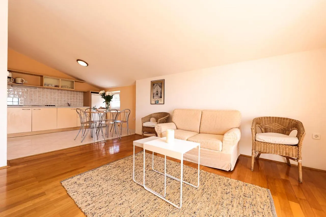 בית הארחה סבטי פיליפ אי ג'קוב Apartment And Rooms Santini